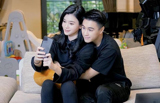 君与妹妹的“床照”揭开网友不堪的一面凯发·k8国际最恶心的一幕发生何猷(图3)